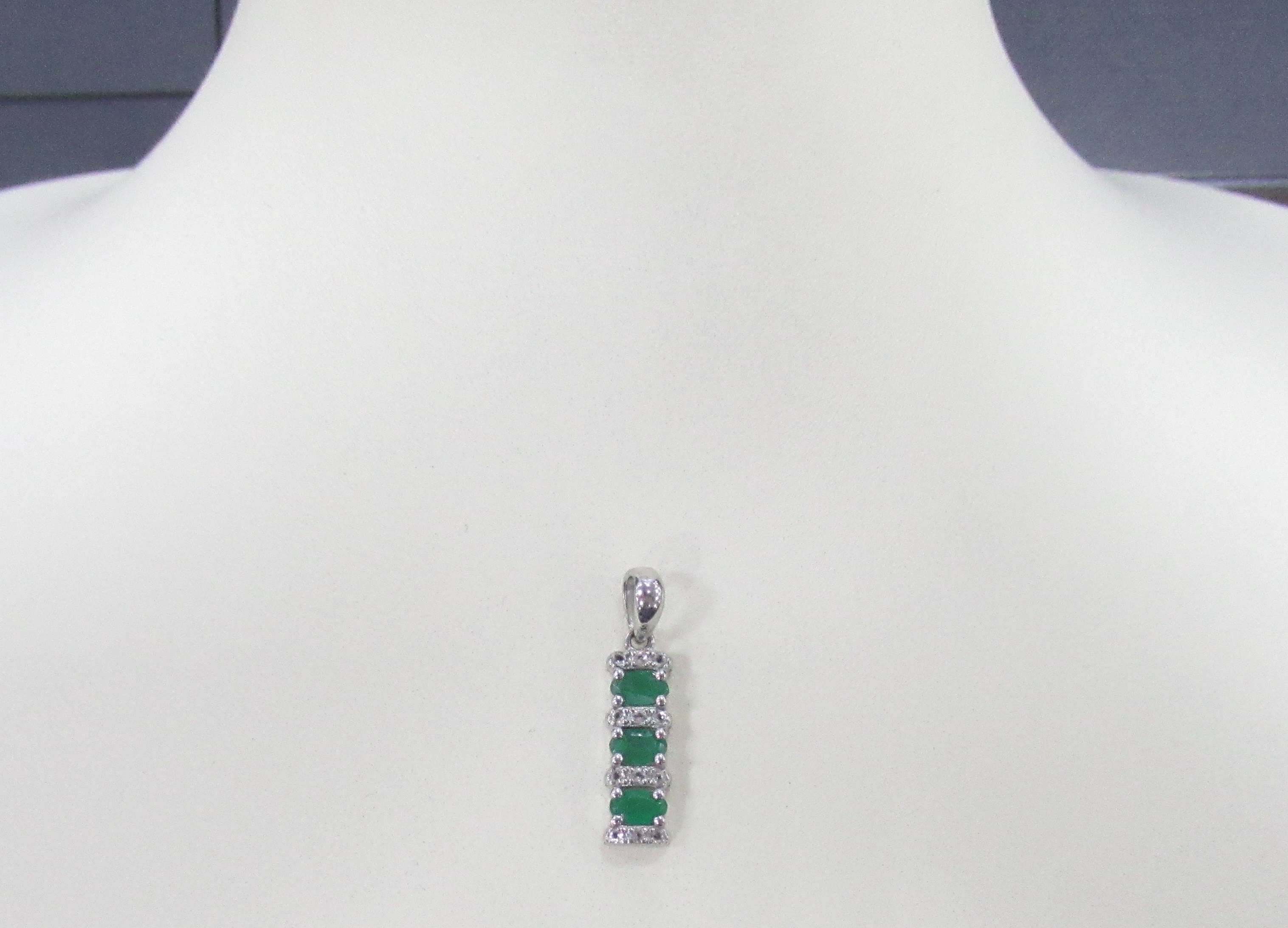 Серебряная подвеска 925 пробы; вставки 3 Изумруд (F) 4/Г3 0,65ct (Бразилия); 12 Топаз белый;